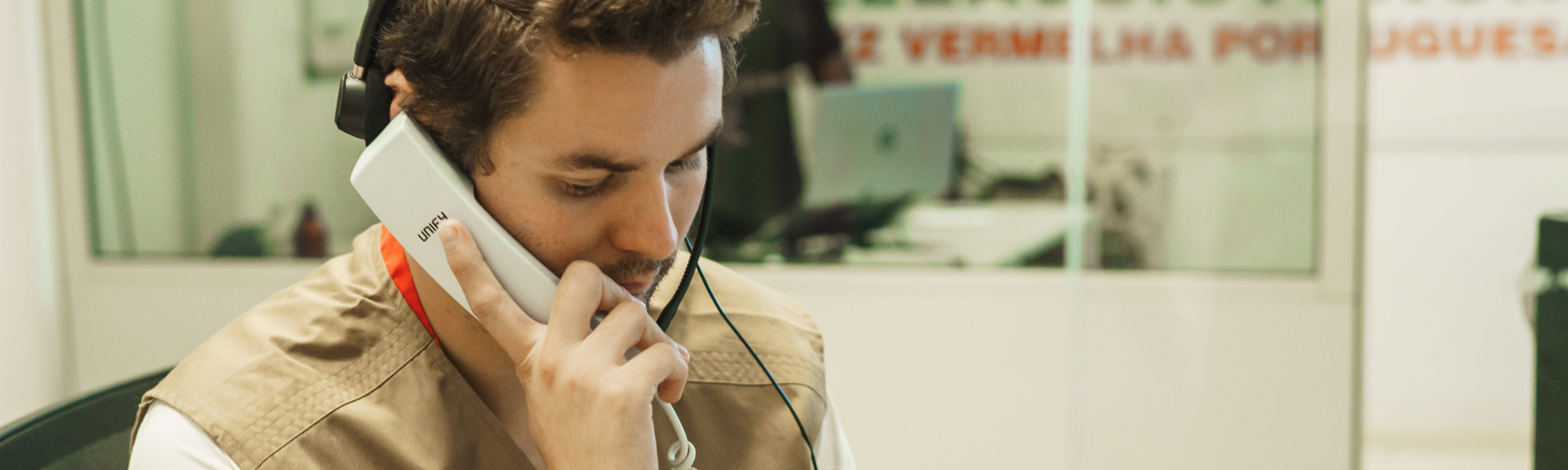 Operador-da-teleassistencia-ao-telefone