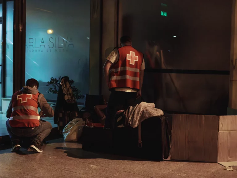 Voluntários da Cruz Vermelha Portuguesa a auxiliar sem-abrigos