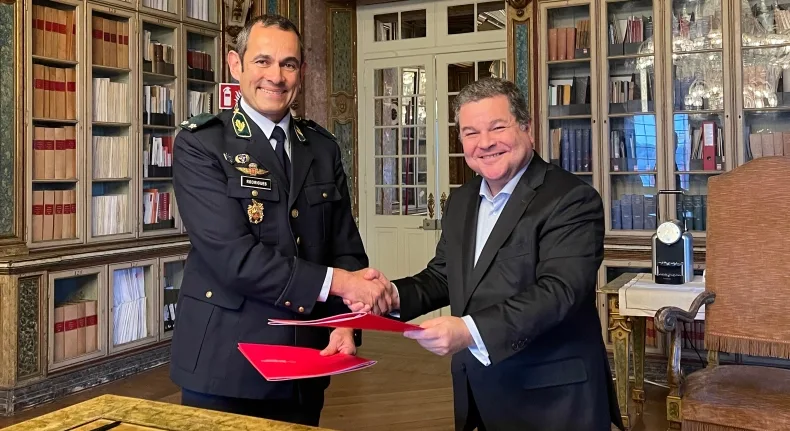 Dois homens de apertam a mão