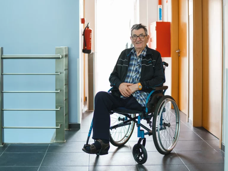 Idoso em cadeira de rodas nas instalações da Cruz Vermelha Portuguesa