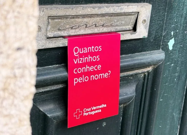 Cartaz da Cruz Vermelha Portuguesa que lê "Quantos vizinhos conhece pelo nome?"