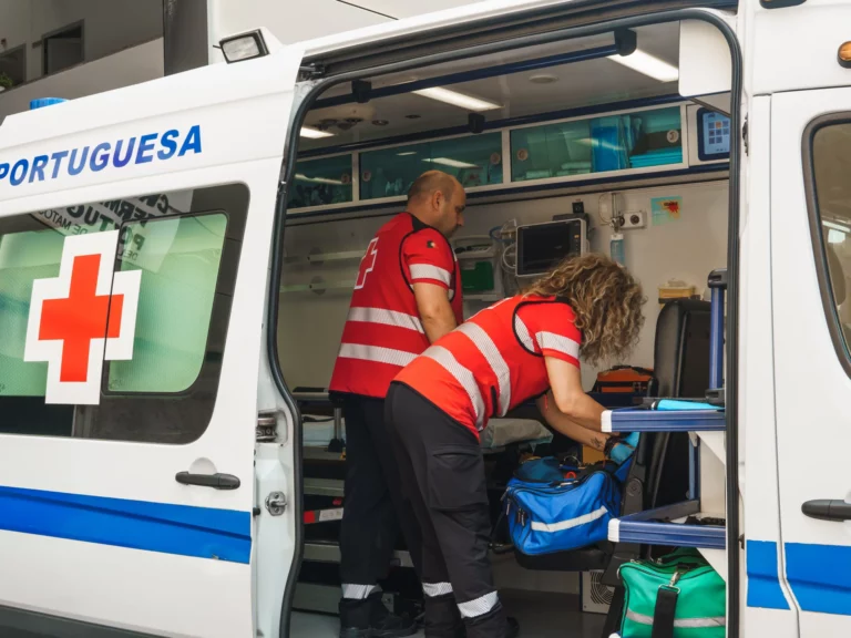 Respostas Sociais da Cruz Vermelha Portuguesa 12 transporte de emergencia