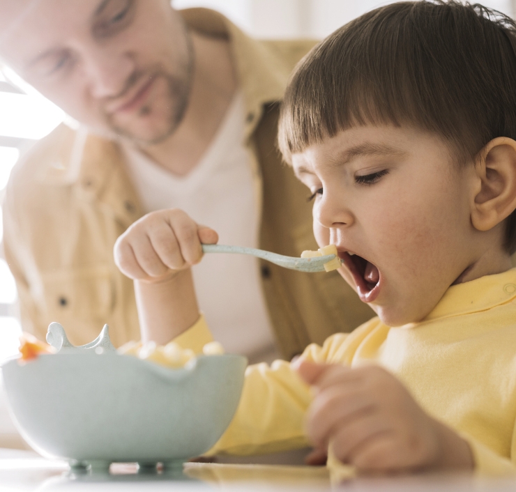 Criança-a-comer-com-o-pai-ao-lado
