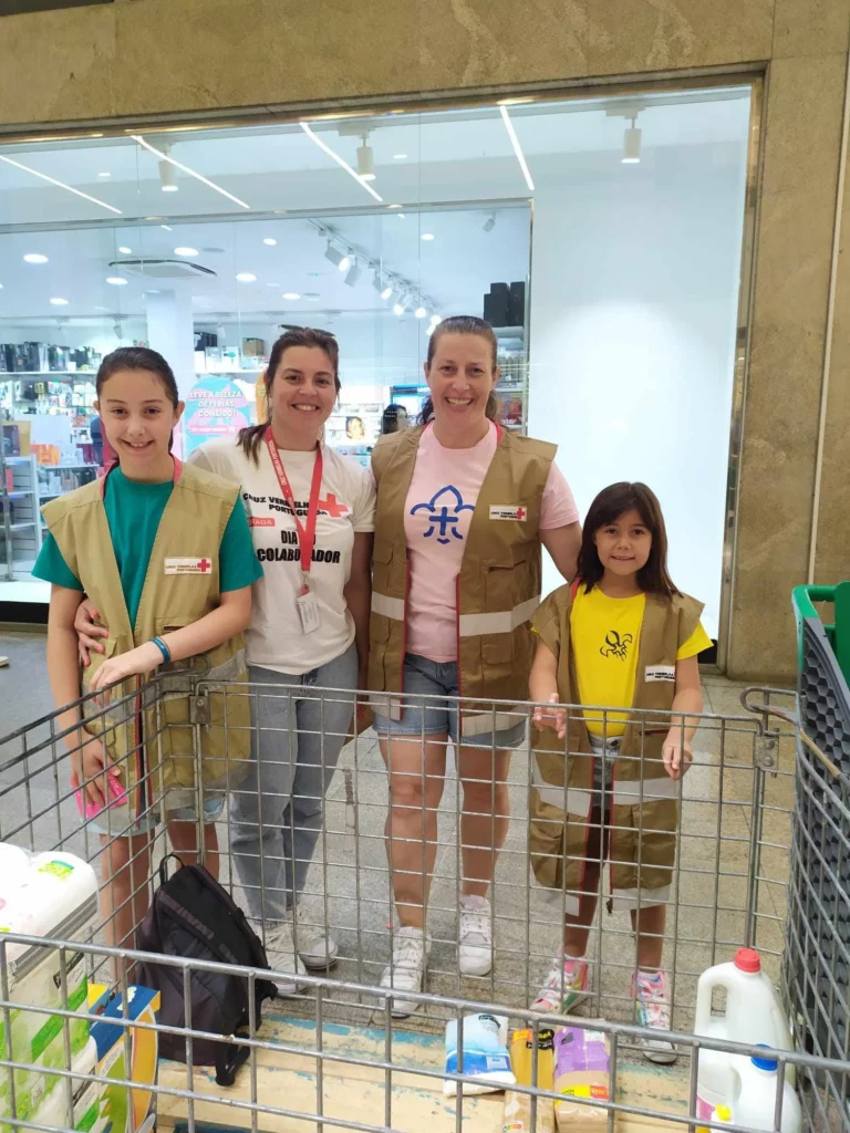 equipa-de-voluntárias-com-criança-e-carrinho-cheio-em-superfície-comercial-na-campanha-vale-mais