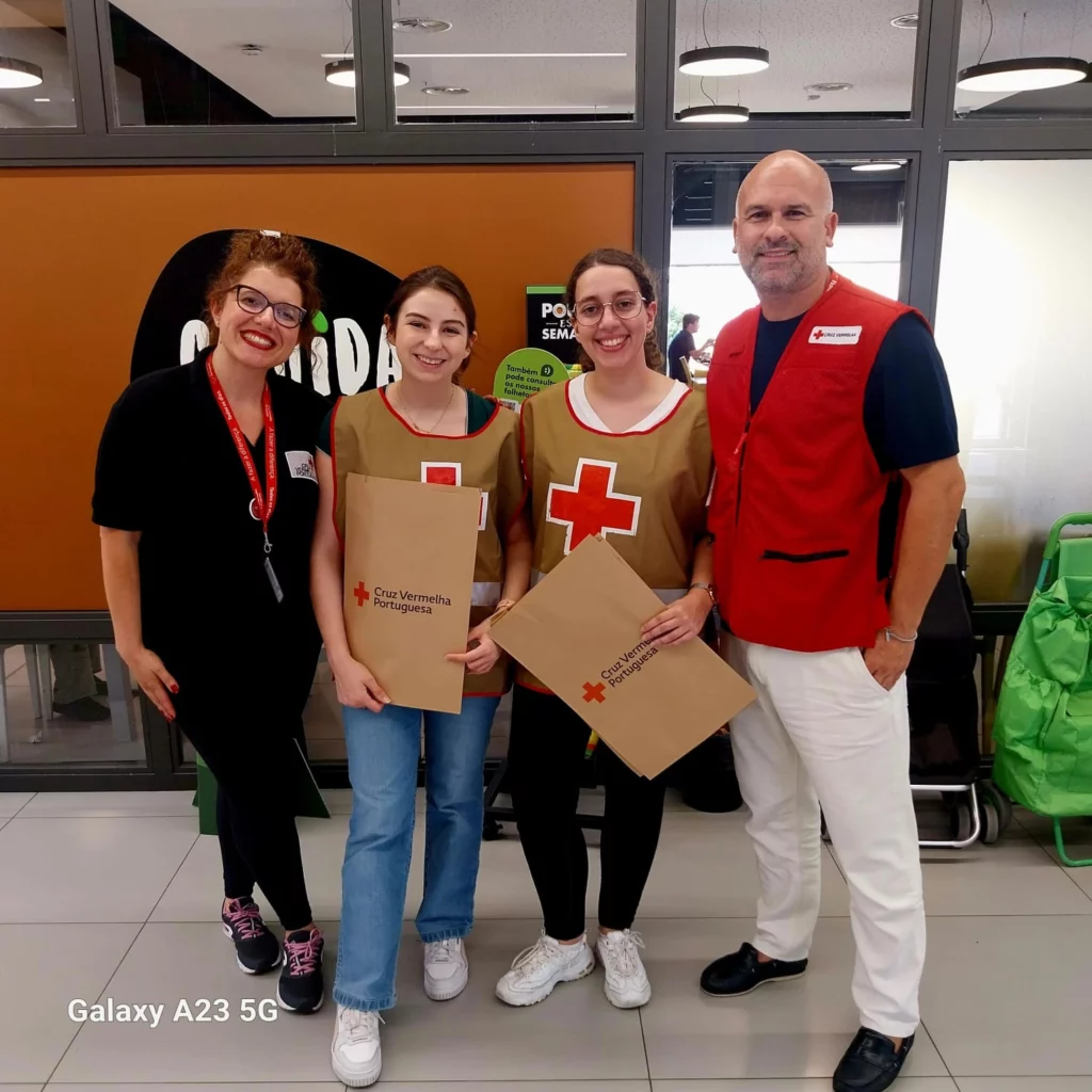 voluntários-da-cruz-vermelha-com-saco-da-campanha-vale-mais-em-supermercado
