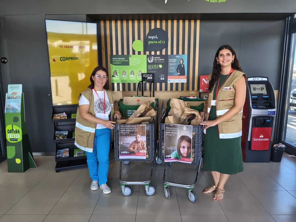voluntárias-da-cruz-vermelha-com-carrinhos-cheios-de-bens-da-campanha-vale-mais-no-pingo-doce