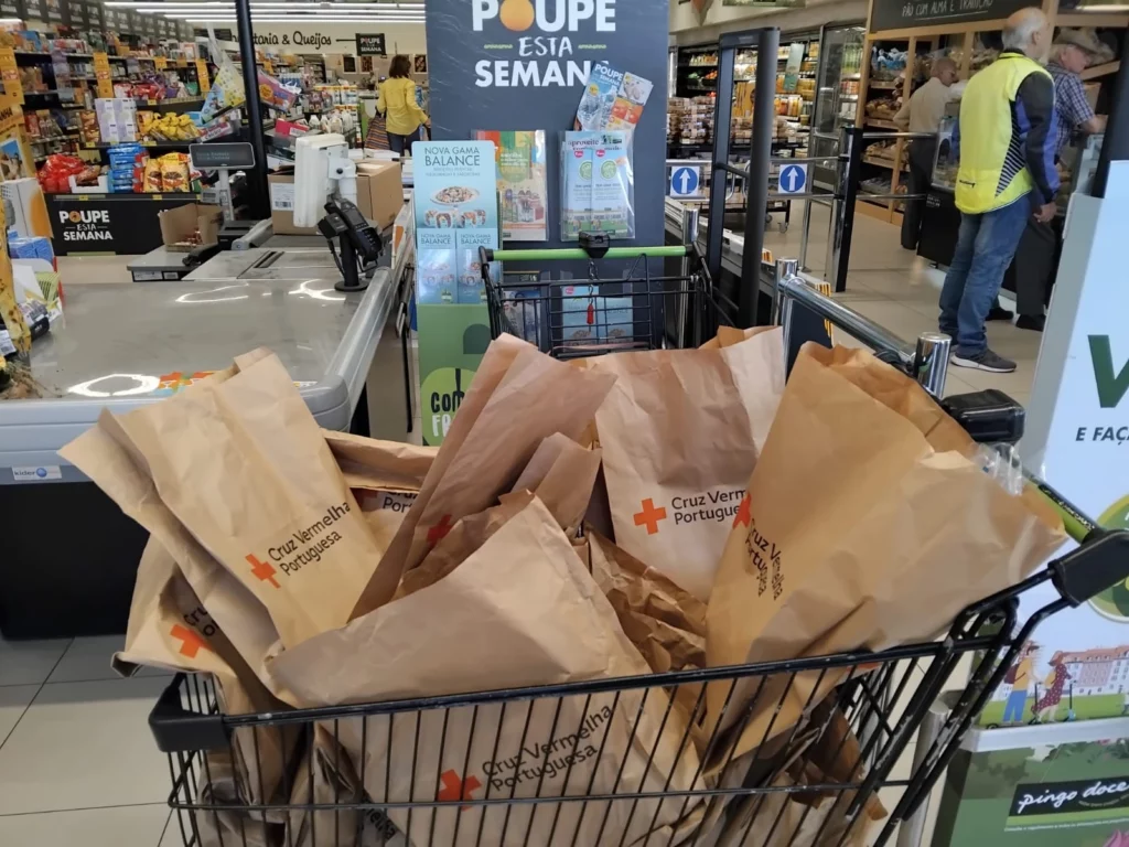 carrinho-com-sacos-da-campanha-vale-mais-e-material-promocional-em-supermercado